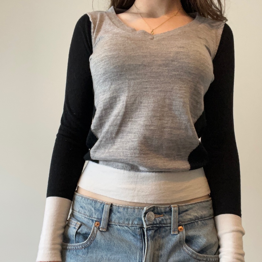 Club Monaco - Fitted V-Neck Sweater: Womens XS/TP 100% Wool Italian Yarn